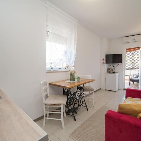 Red Karmenita Apartment Умаг Екстериор снимка