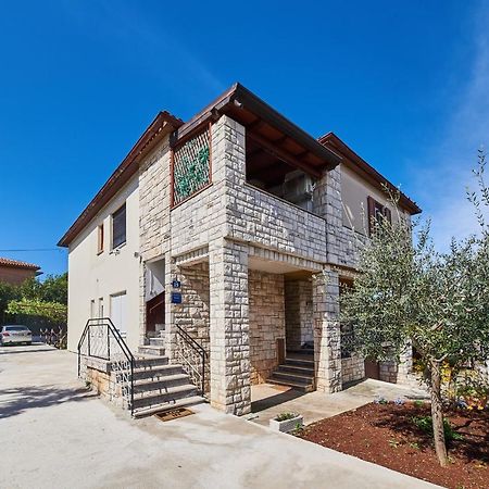 Red Karmenita Apartment Умаг Екстериор снимка