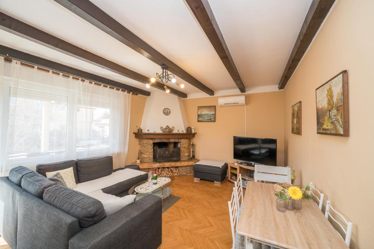 Red Karmenita Apartment Умаг Екстериор снимка