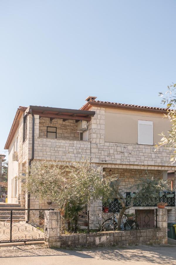 Red Karmenita Apartment Умаг Екстериор снимка