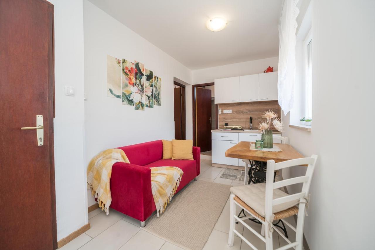 Red Karmenita Apartment Умаг Екстериор снимка