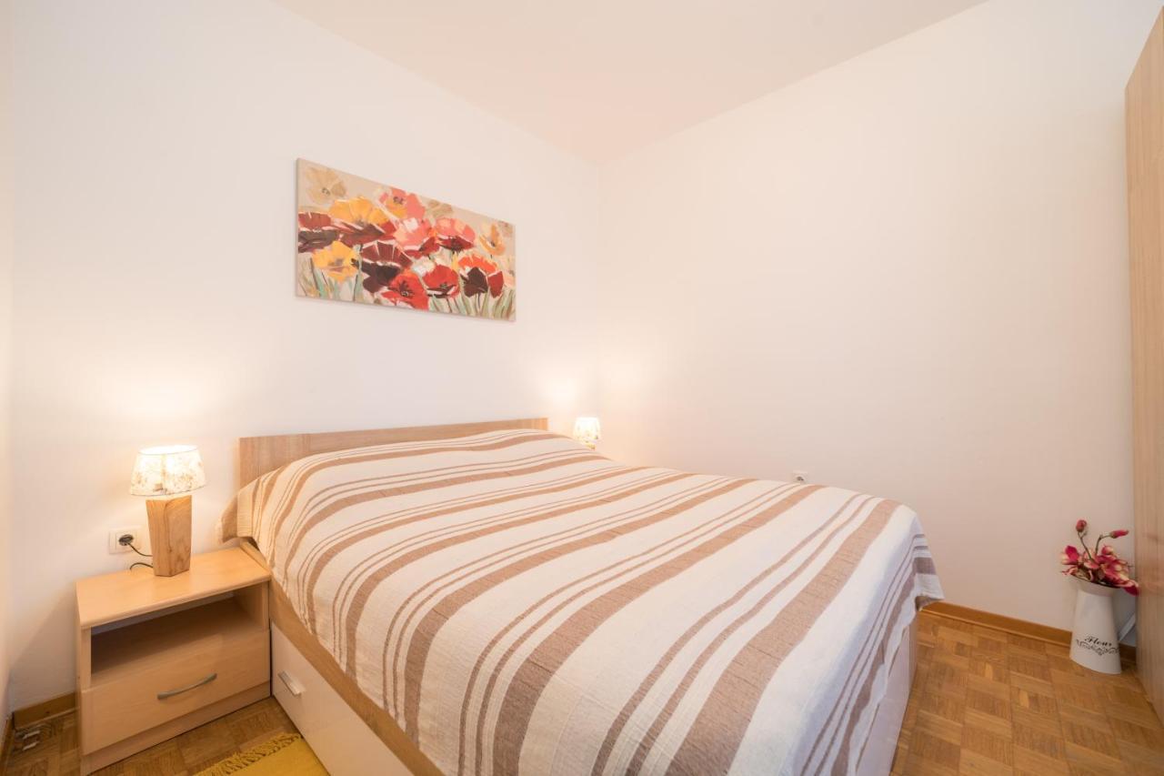 Red Karmenita Apartment Умаг Екстериор снимка