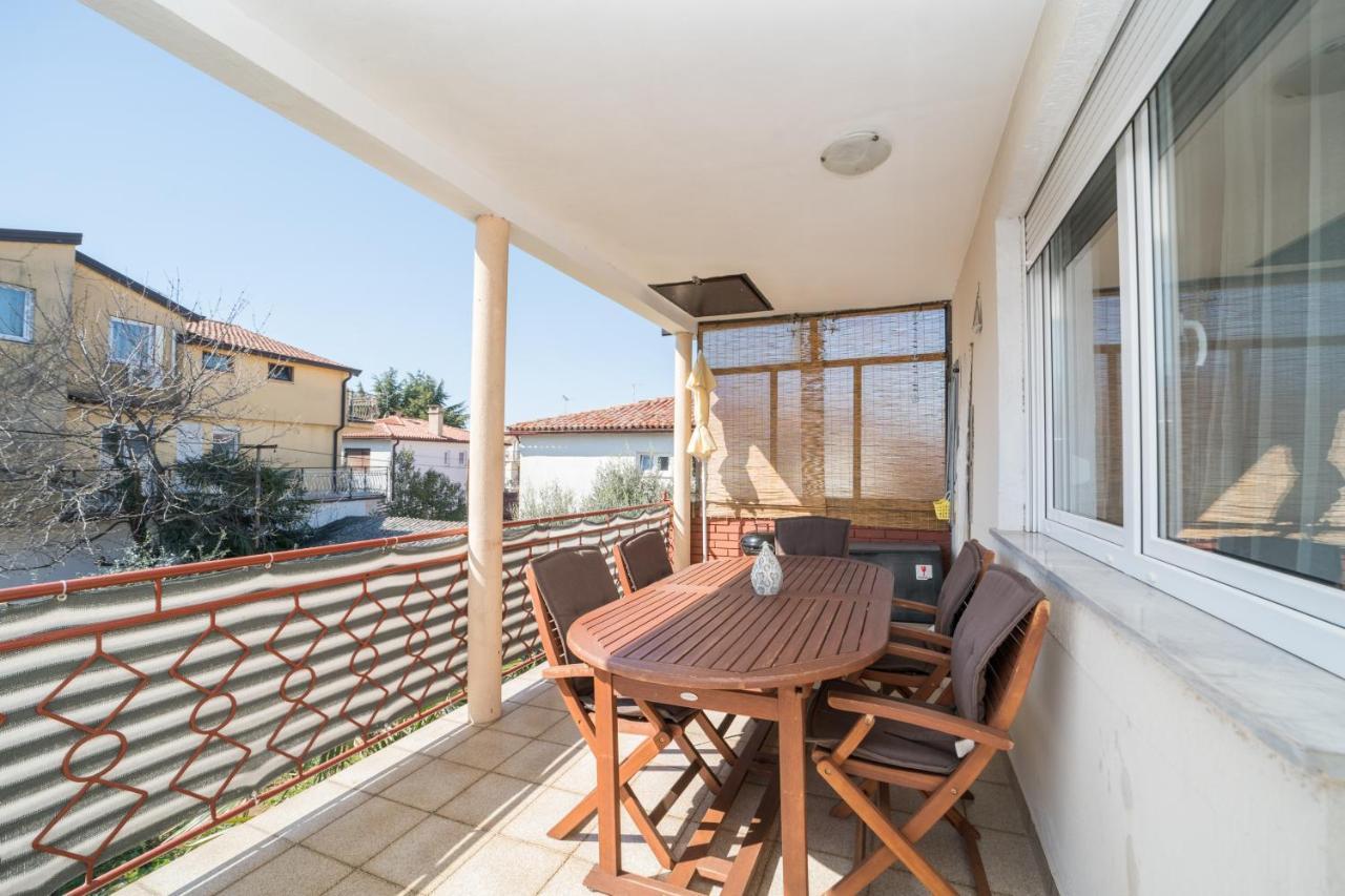 Red Karmenita Apartment Умаг Екстериор снимка