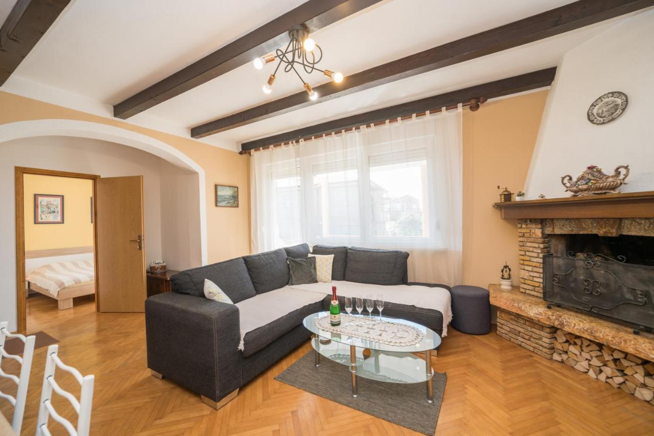 Red Karmenita Apartment Умаг Екстериор снимка
