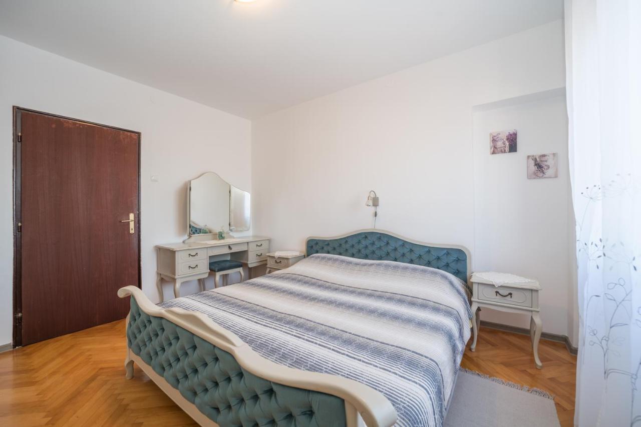 Red Karmenita Apartment Умаг Екстериор снимка