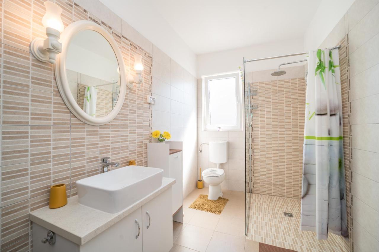 Red Karmenita Apartment Умаг Екстериор снимка