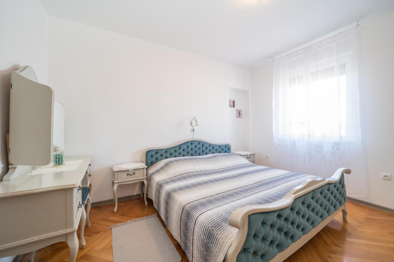 Red Karmenita Apartment Умаг Екстериор снимка