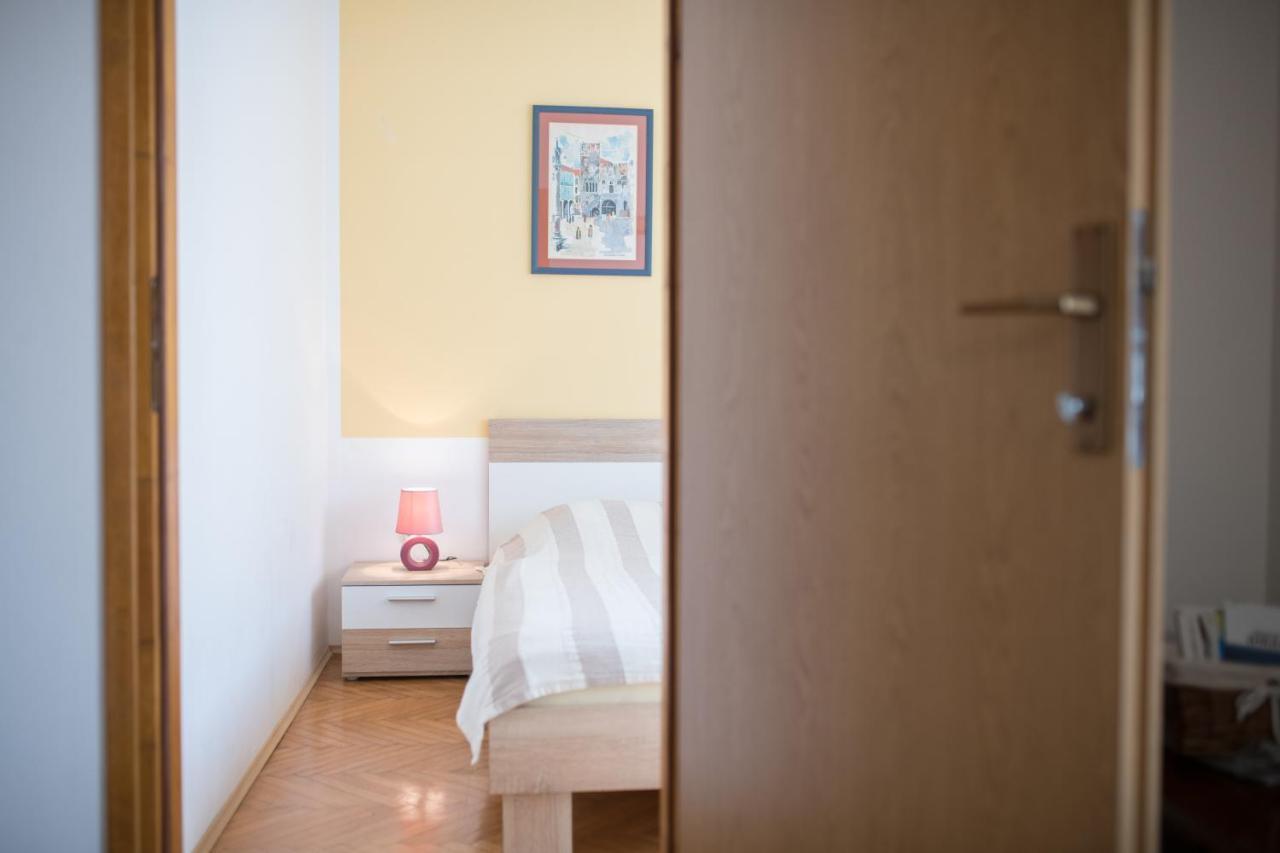 Red Karmenita Apartment Умаг Екстериор снимка