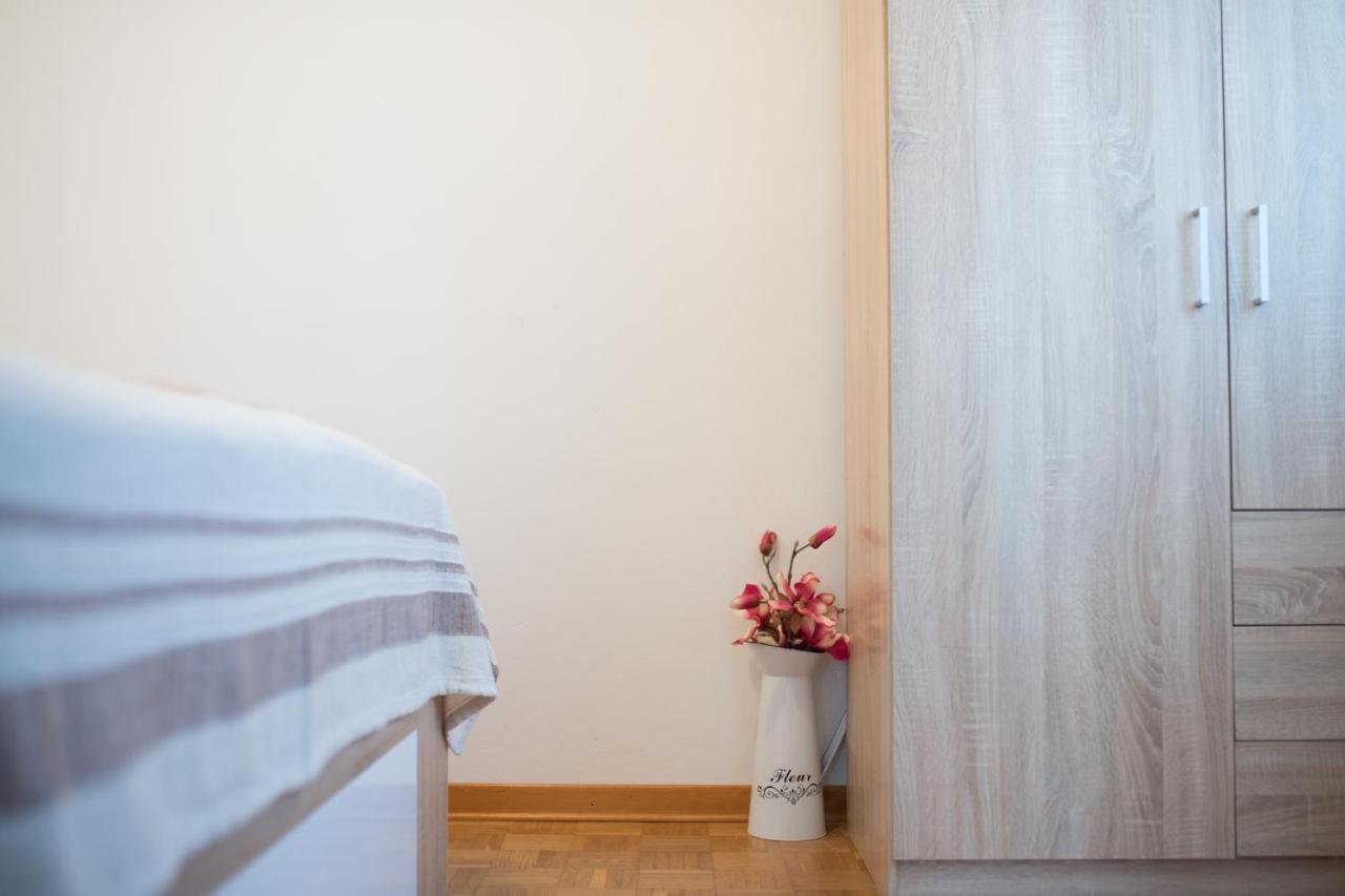 Red Karmenita Apartment Умаг Екстериор снимка