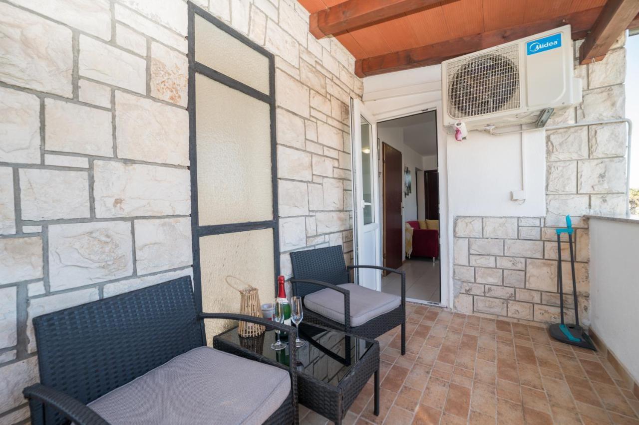 Red Karmenita Apartment Умаг Екстериор снимка