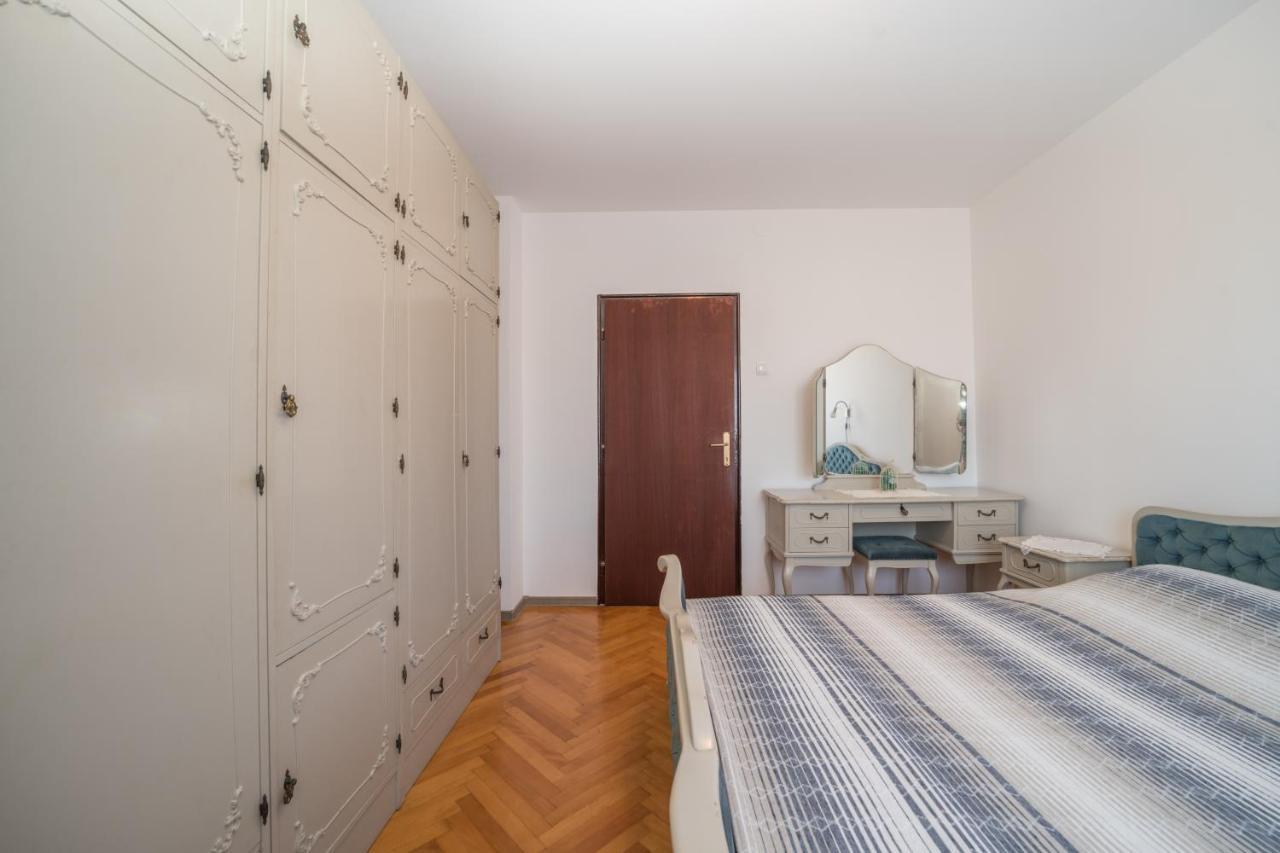 Red Karmenita Apartment Умаг Екстериор снимка